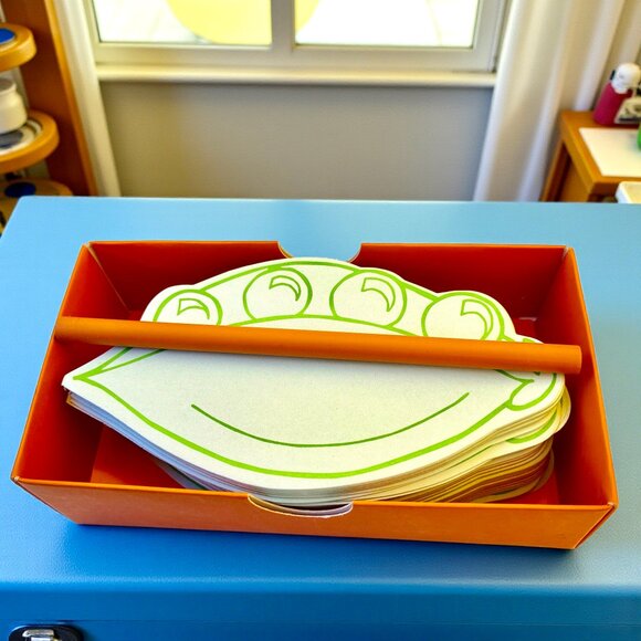 Marks & Spencer Novelty Stationary Note Paper PEAS + Pencil Set New - Picture 1 of 9